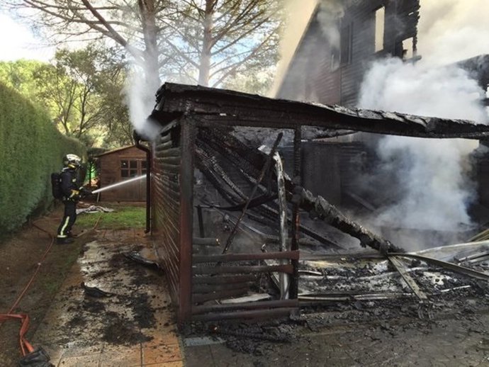 Chalé incendiado en El Escorial