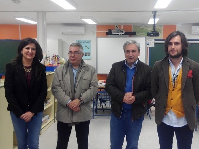 Caballero (i) visita las instalaciones del colegio de Coto Ríos.