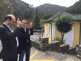 Bendodo y Guerra en una visita a Tolox (Málaga)