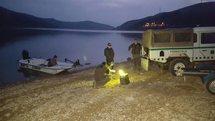Agentes rurales inspeccionando la pesca en el embalse de Sant Antoni de Salàs 