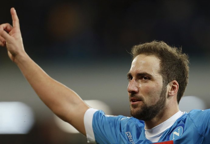 Gonzalo Higuaín celebra un doblete con el Nápoles