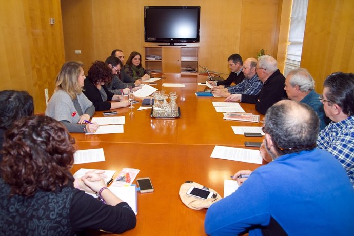 Reunión entre miembros de la Diputación y colectivos memorialistas