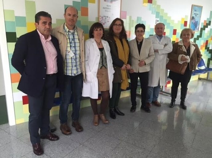 Luna (centro) visita el consultorio de la localidad