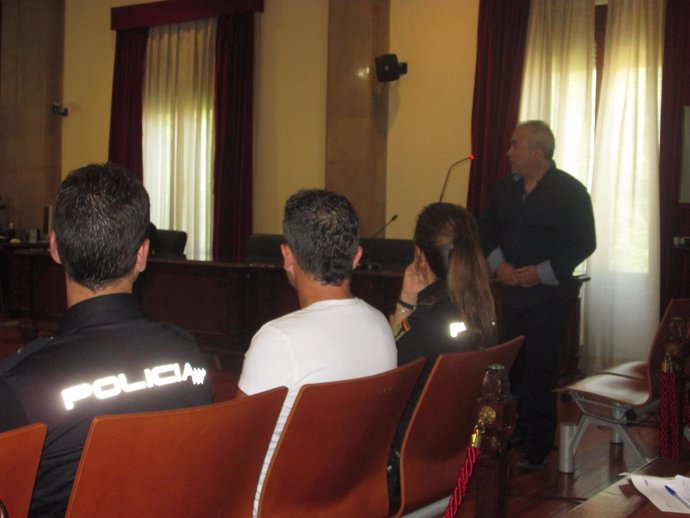 El acusado sentando mientras declaraba la víctima en la Audiencia de Jaén