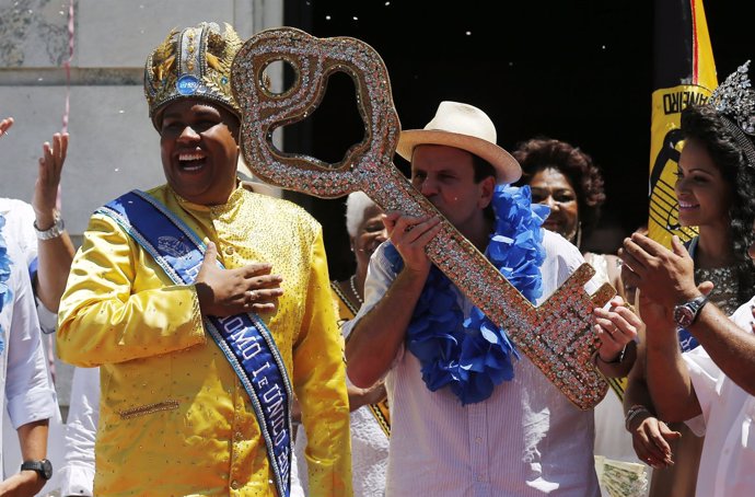 El alcalde de Río de Janeiro le entrega la llave al Rey Momo