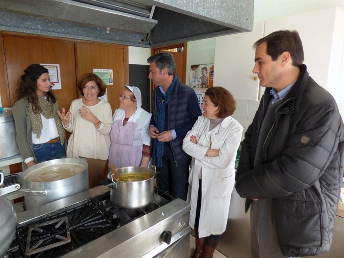 Lorite (centro), durante la visita al Comedor de los Trinitarios