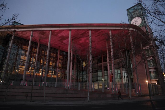 La Asamble de Madrid teñida de rosa