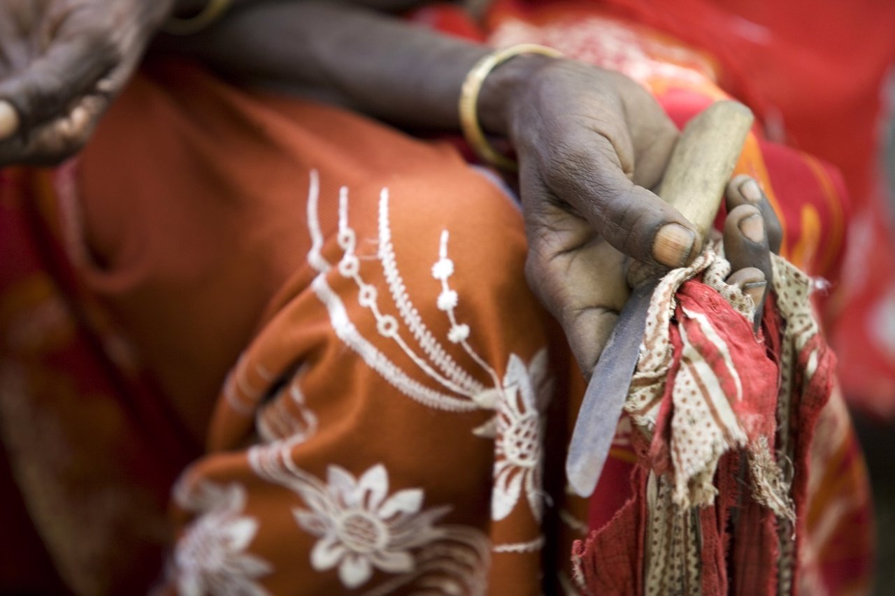 Una mujer sostiene el instrumento utilizado para la mutilación genital femenina