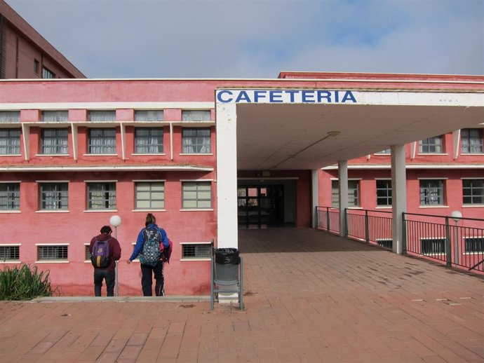 Cafetería frente a la Biblioteca de la UPO