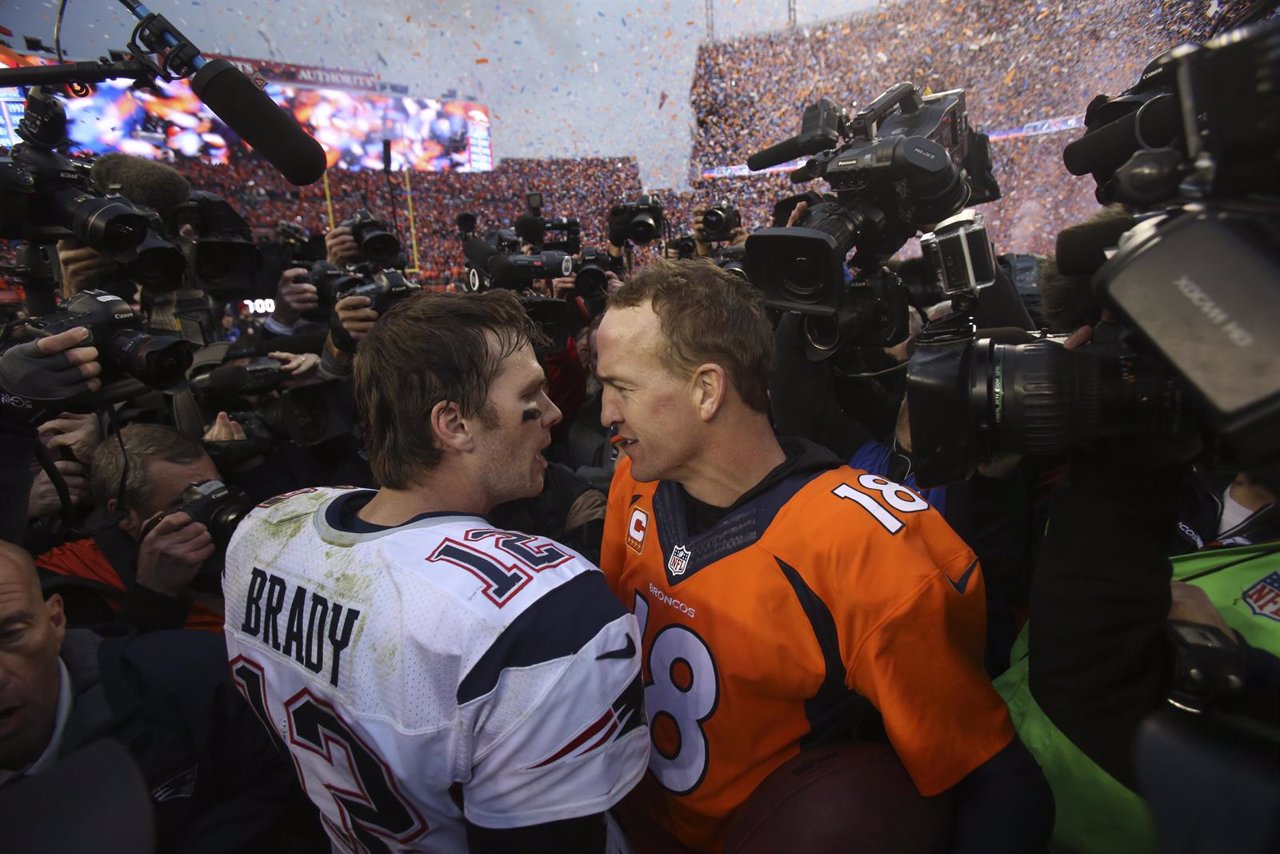 Tom Brady felicita a Peyton Manning tras la victoria de los Broncos