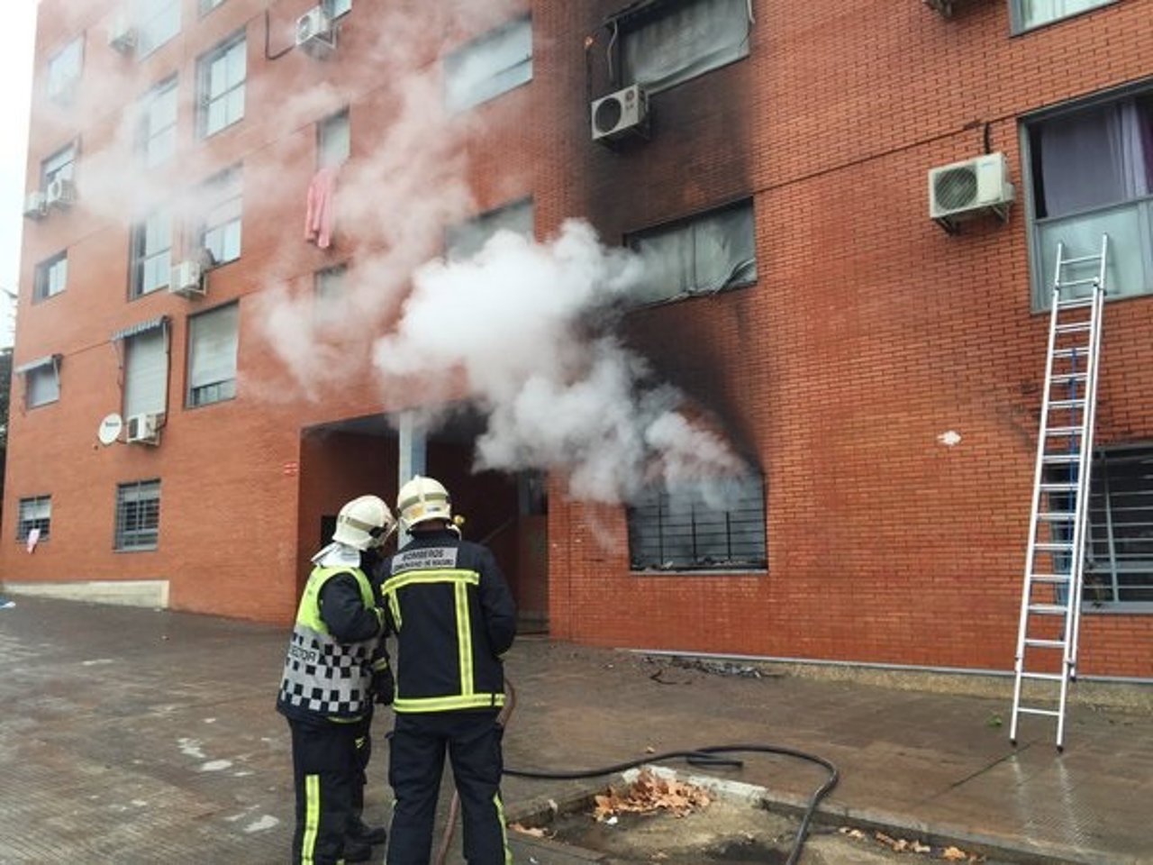 Bomberos estudian la situación del incendio en San Fernando