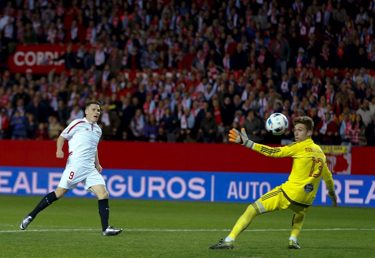 Kevin Gameiro, del Sevilla, mano a mano ante Ruben Blanco, portero del Celta