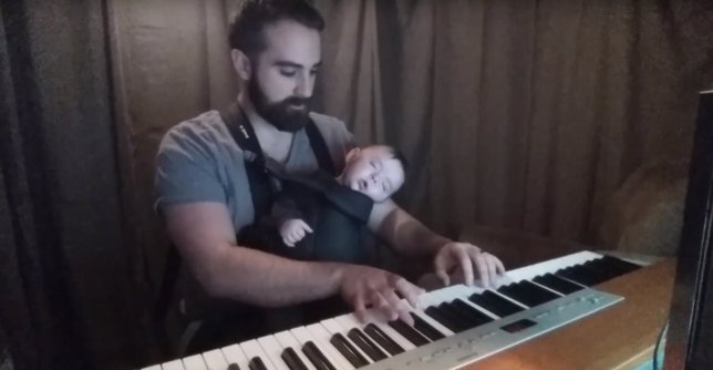 Padre duerme a su hijo tocando el piano