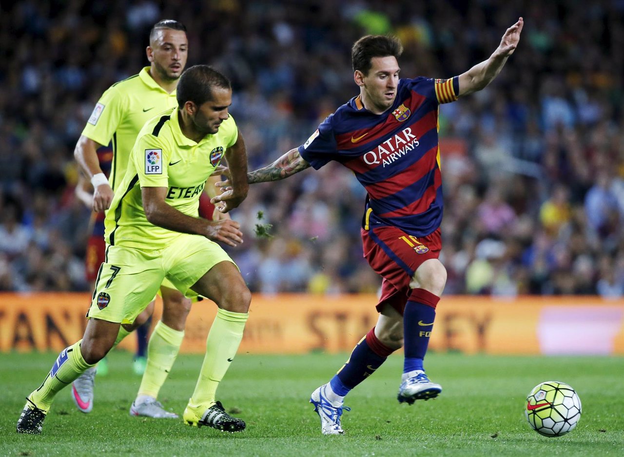 Messi se lleva un balón ante un jugador del Levante