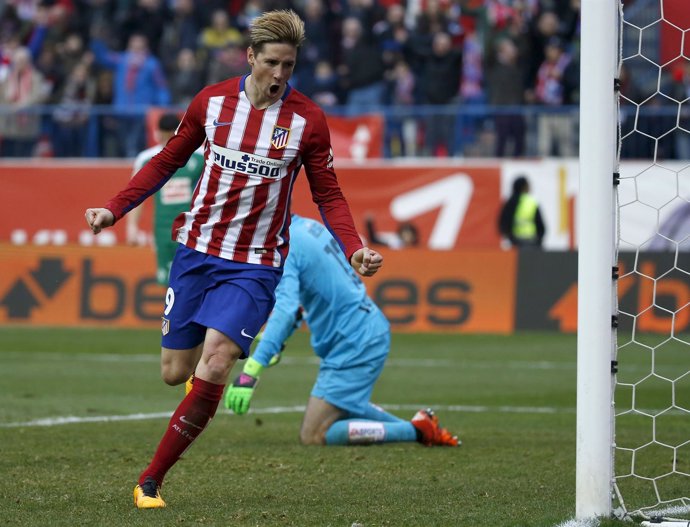 Torres y el balón parado rescatan al Atlético ante el Eibar