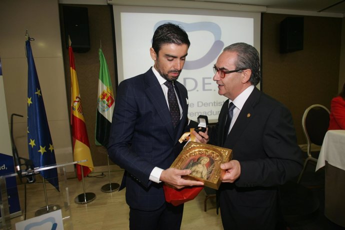 Perera recoge el premio de manos de Elías Corbacho