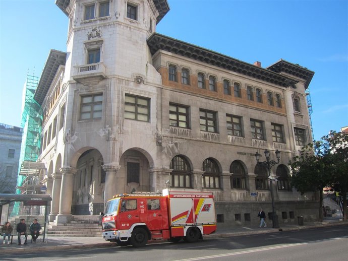 Bomberos junto al edificio de Correos en Santander 