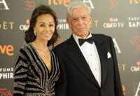 Isabel Preysler y Mario Vargas Llosa deslumbran en los Goya 2016