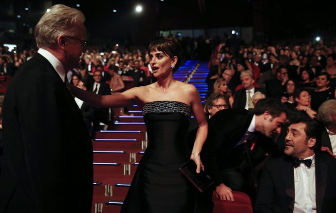 Cruz reacts as she talks with Robbins while Bardem looks on before the Spanish F