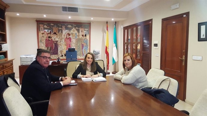 Esther Ruiz (centro), durante la reunión