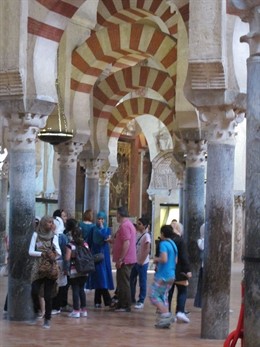 Turistas en el interior de la Mezquita