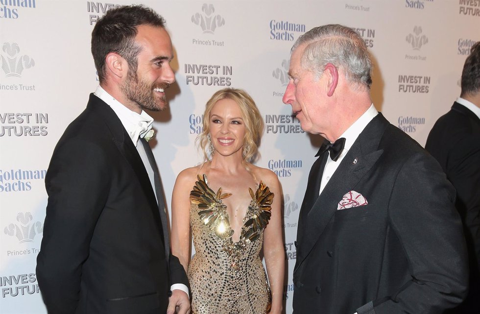 El Día que Kylie Minogue presumió de novio ante ¡el príncipe Carlos!