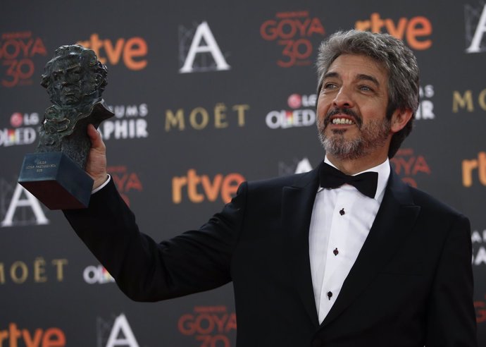 Darin, who won Best Leading Actor award, holds the trophy during the Spanish Fil
