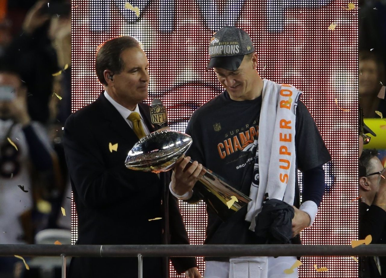 El quarterbak de los Denver Broncos Peyton Manning tras ganar la Super Bowl
