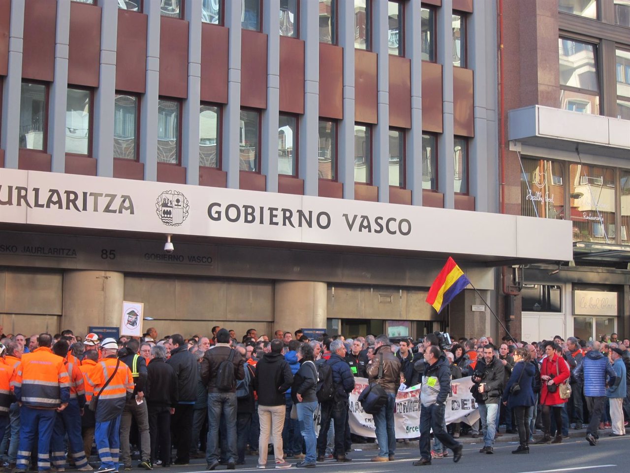 Concentración ante el Gobierno vasco de trabajadores de ACB