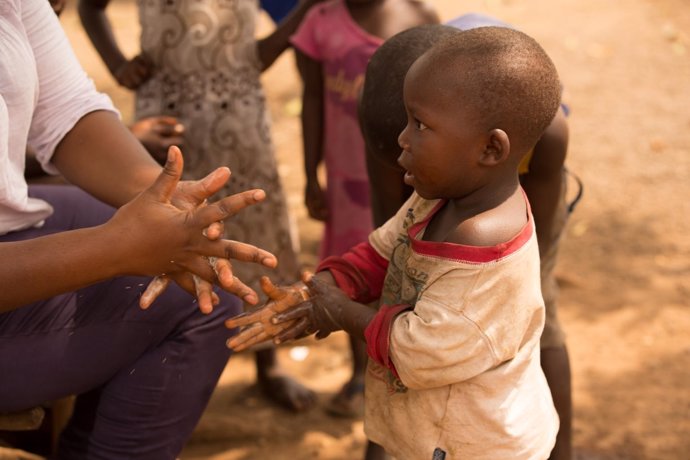 Un niño de Guinea aprende a lavarse las manos correctamente