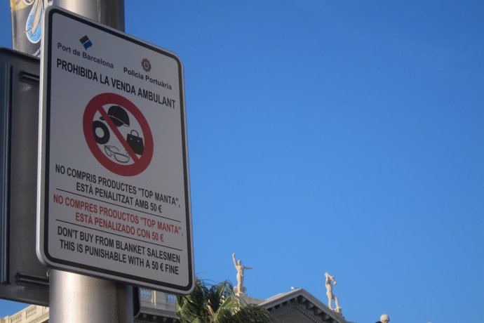 Señal que recuerda la prohibicón del 'top manta' en el Puerto de Barcelona
