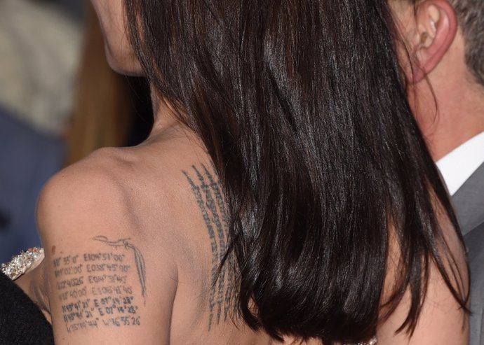 Angelina se vuelve a tatuar/Getty