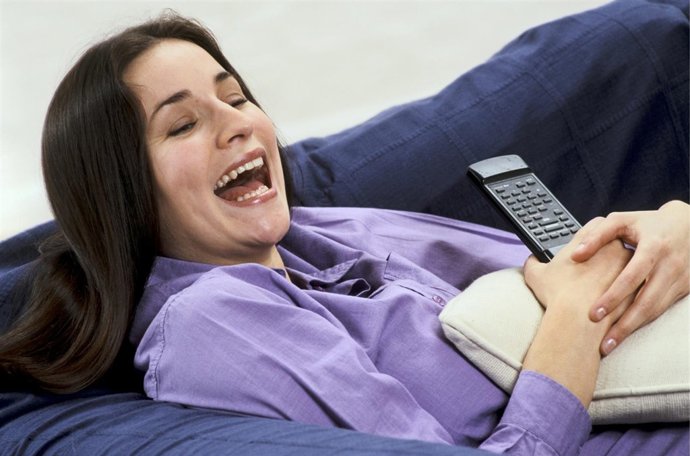 Mujer viendo la television