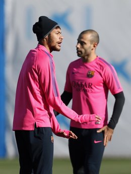 Neymar y Mascherano entrenando en el Barcelona