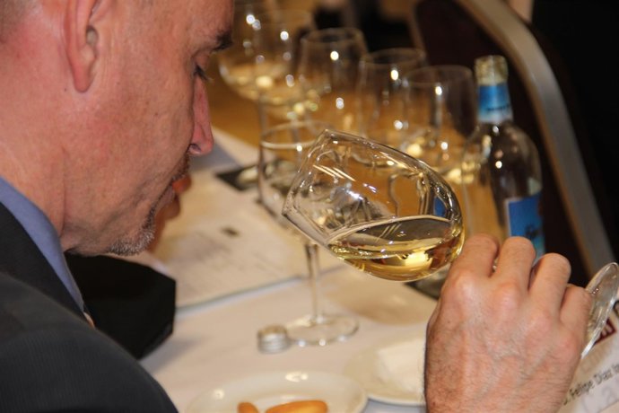Un experto cata uno de los vinos presentados a concurso