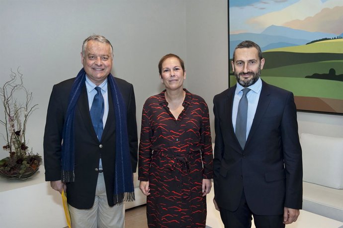 El cónsul Delloye, Barkos y el cónsul honorario de Francia en Pamplona.