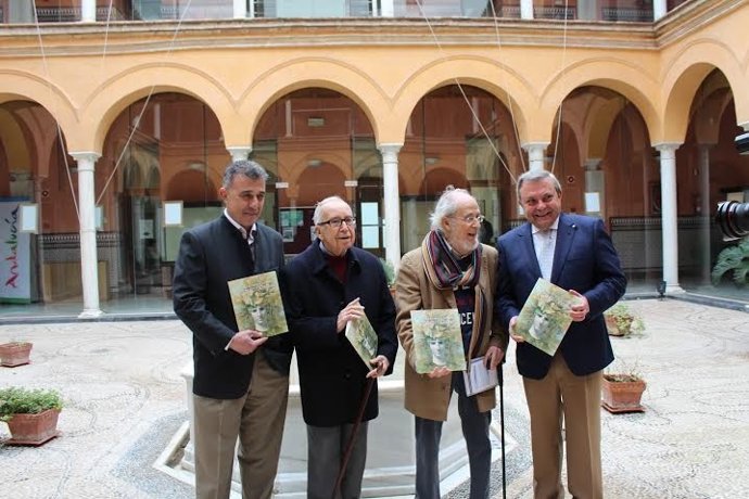 Alcalde (dcha.) durante la inauguración de la exposición
