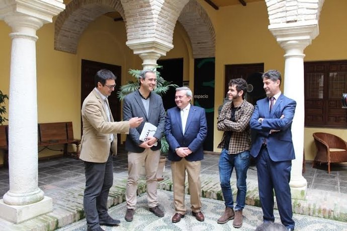 Alcalde (centro) durante la presentación de la cinta