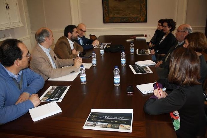 Carmona (centro) participa en la reunión de Estrategia Local Emprendedora