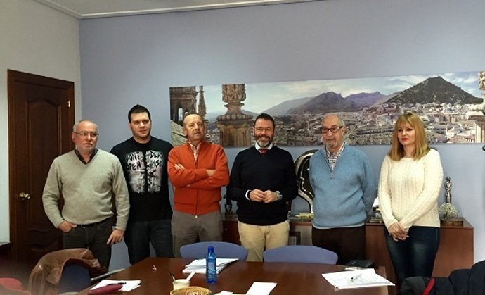 Valdivielso (c), con representantes de CAVA-Jaén.