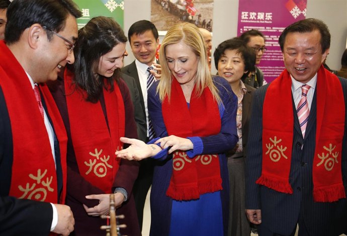 CIFUENTES ASISTE A LA PRESENTACIÓN DEL AÑO NUEVO CHINO 2016La Presidenta De La C