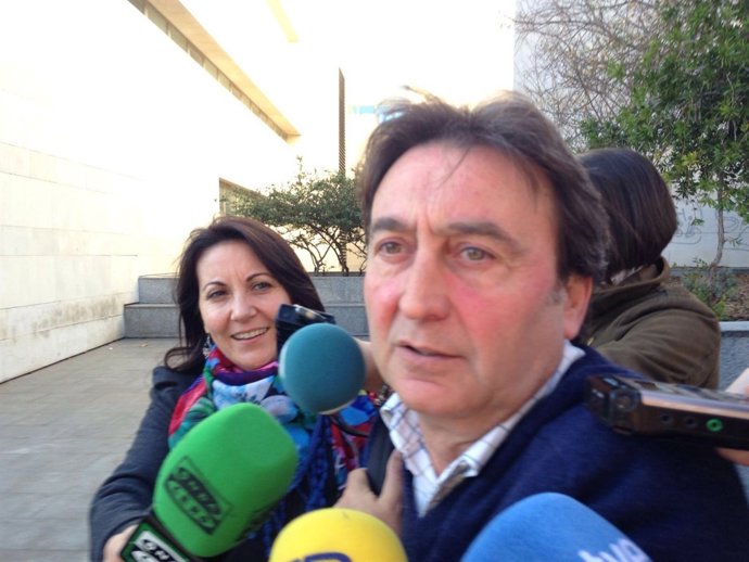 El piloto Adrián Campos atiende a los medios en la Ciudad de la Justicia