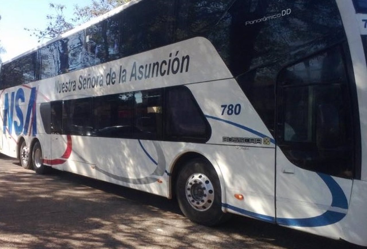 Al menos 5 muertos y 50 heridos al volcar un autobús en Argentina