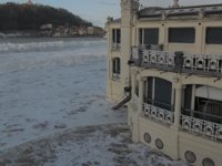 Las olas causan rotura de mobiliario urbano, daños en La Perla, La Rotonda y en los puentes sobre el Urumea