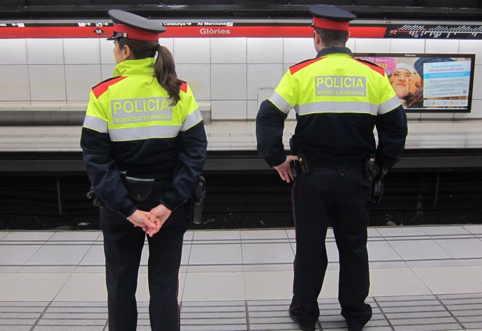 Mossos patrullando el Metro de Barcelona