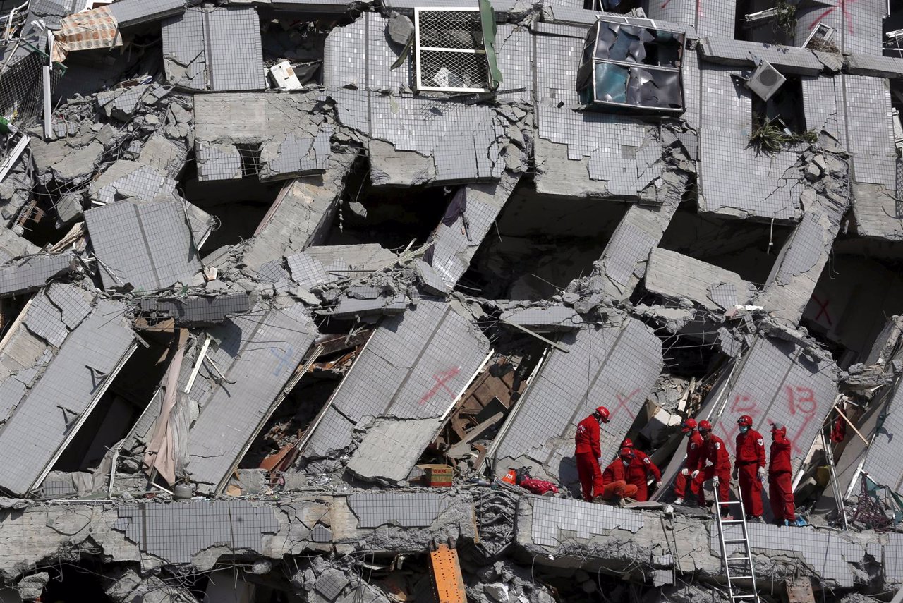 Edificio derrumbado por terremoto en Taiwán