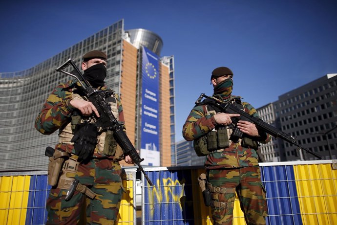 Soldados de Bélgica en las calles de Bruselas