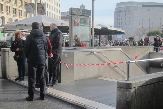 Acceso cerrado a la estación de Rodalies y Metro de Plaza Catalunya 