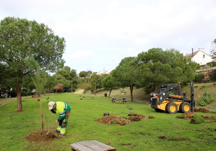 Campaña forestación Estepona turistas