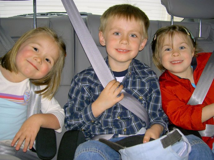 Niños con el cinturón de seguridad puesto